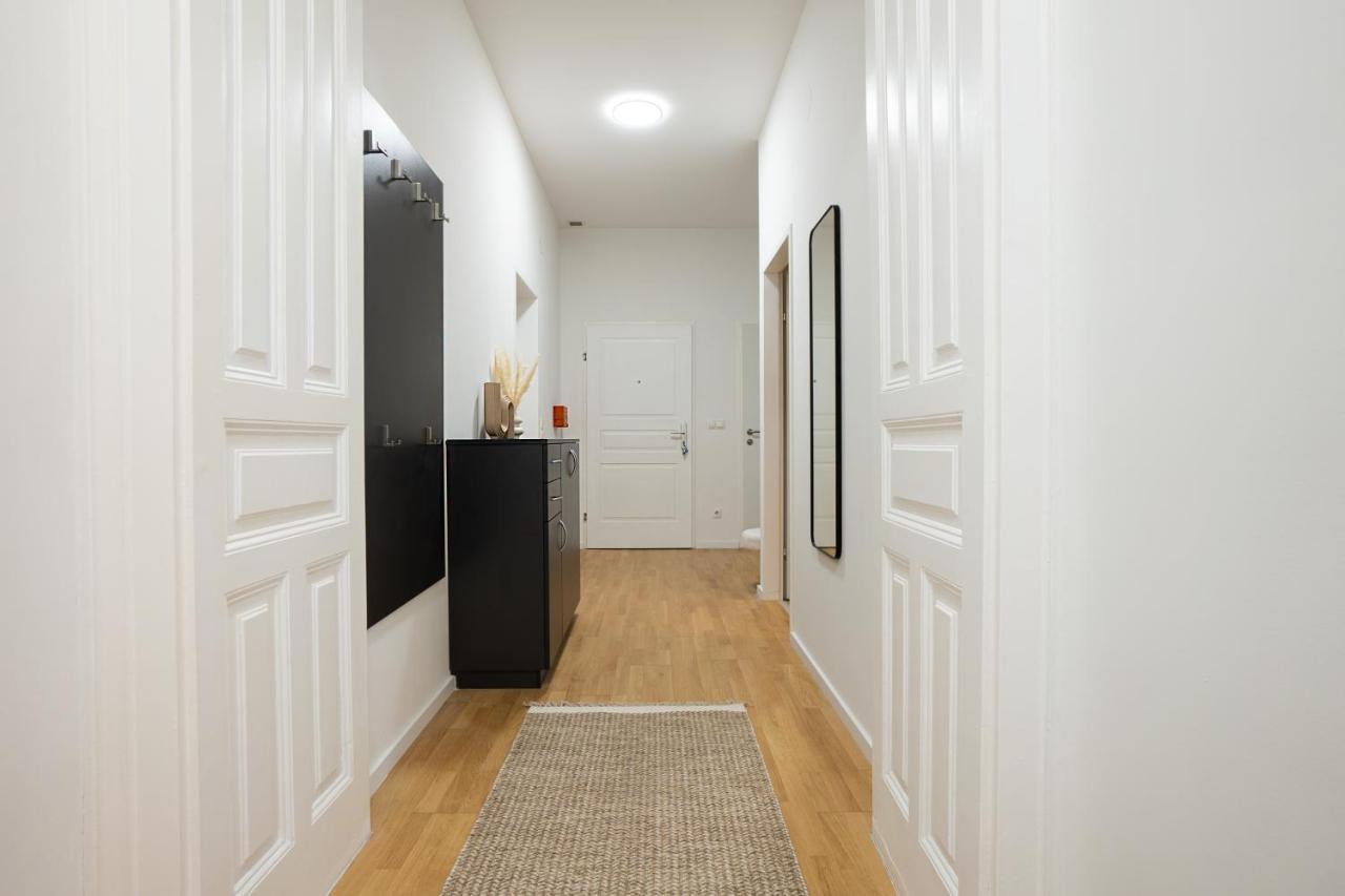 Aesthetic Newly Renovated Located Near Belvedere Castle, 15 Minutes From Stephansplatz Appartement